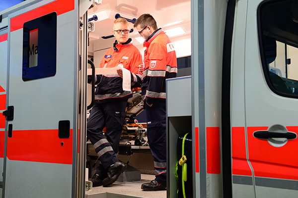 Malteser Rettungsdienst Zwei Malteser in einem Rettungswagen
